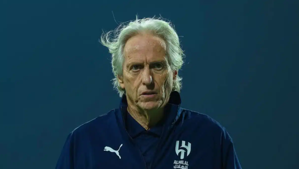 الهلال السعودي يقيل مدربه ..